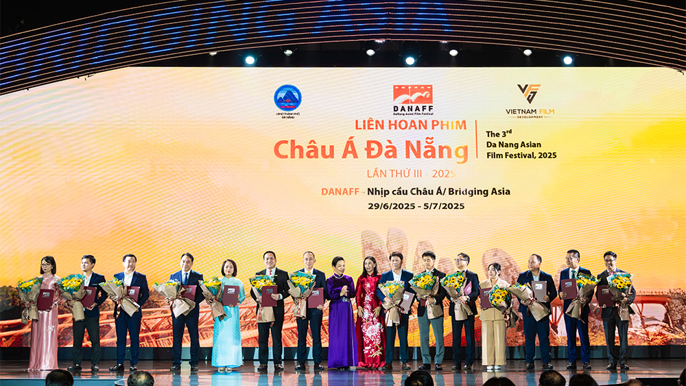 Ông Đỗ Thanh Tuấn – đại diện Vinamilk (thứ 3 từ trái sang) đại diện Vinamilk nhận hoa và thư cảm ơn từ Ban tổ chức DANAFF III Ông Đỗ Thanh Tuấn – đại diện Vinamilk (thứ 3 từ trái sang) đại diện Vinamilk nhận hoa và thư cảm ơn từ Ban tổ chức DANAFF III