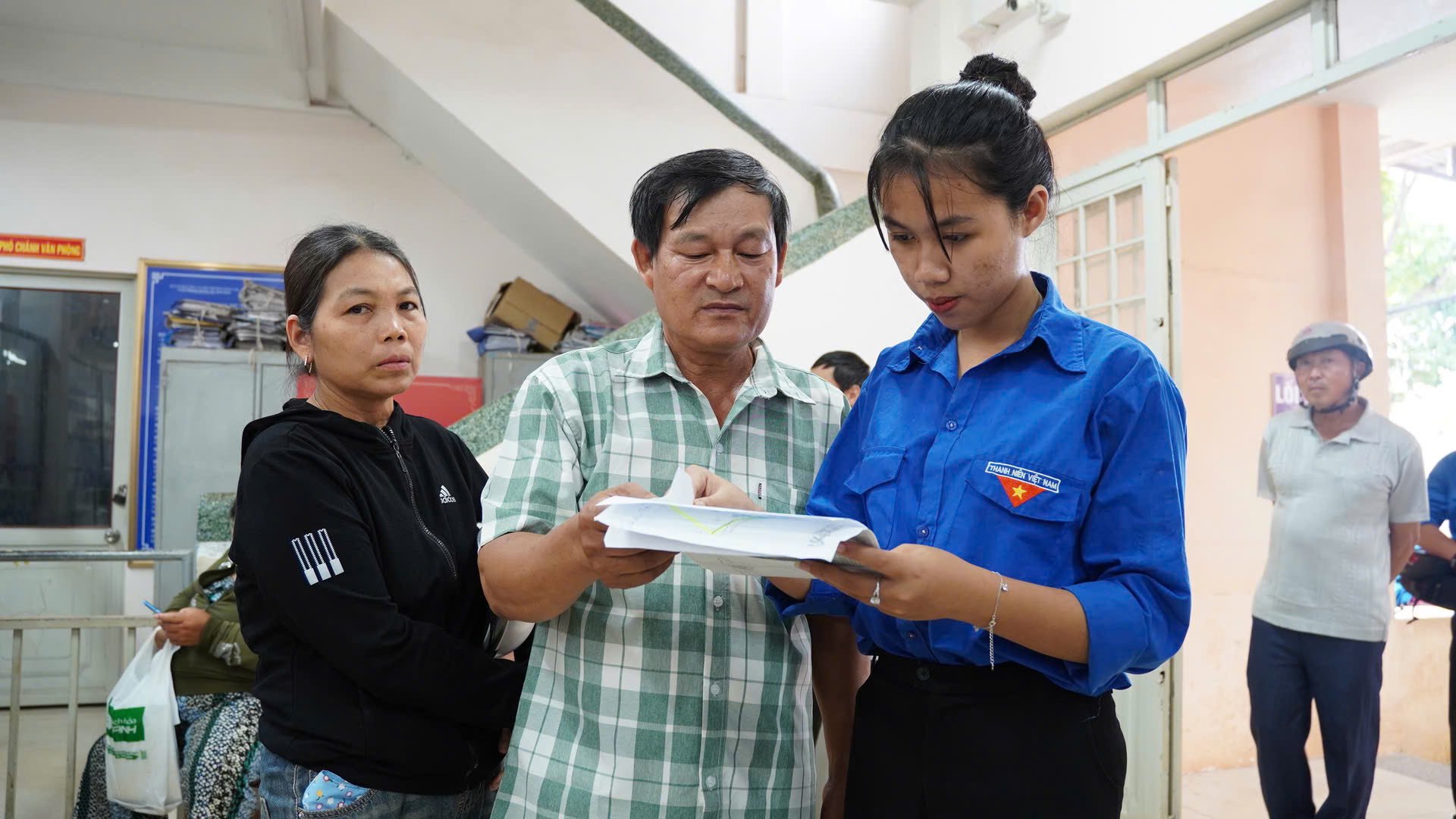 Các Đoàn viên thanh niên tình nguyện hỗ trợ vận hành đơn vị hành chính xã Krông Pắc Các Đoàn viên thanh niên tình nguyện hỗ trợ vận hành đơn vị hành chính xã Krông Pắc