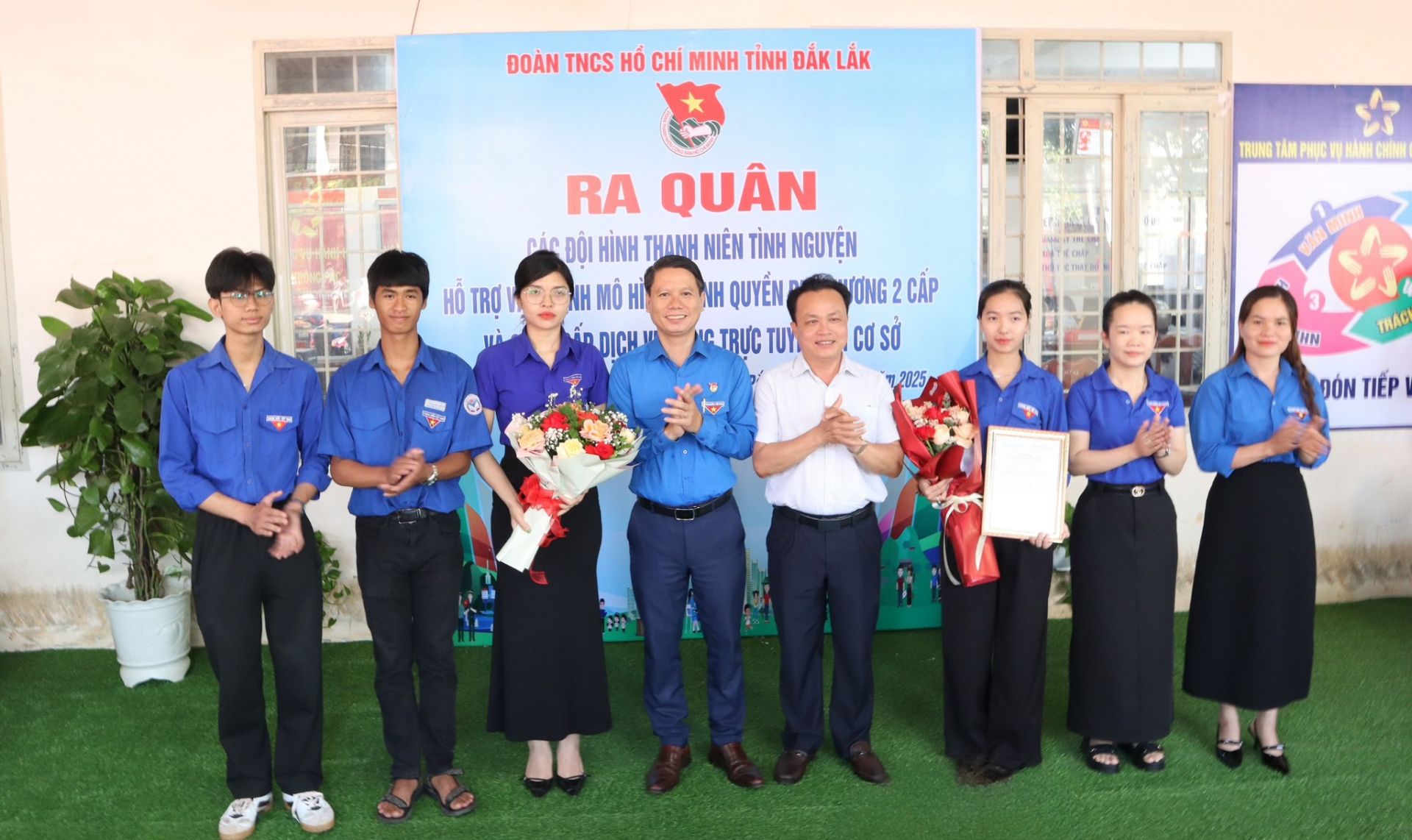 Đồng chí Lương Minh Tùng – Phó Chủ tịch Ủy ban MTTQ Việt Nam tỉnh, Bí thư Tỉnh đoàn Đắk Lắk ặng hoa và chúc mừng Đội hình thanh niên tình nguyện hỗ trợ vận hành đơn vị hành chính xã Krông Pắc. Đồng chí Lương Minh Tùng – Phó Chủ tịch Ủy ban MTTQ Việt Nam tỉnh, Bí thư Tỉnh đoàn Đắk Lắk ặng hoa và chúc mừng Đội hình thanh niên tình nguyện hỗ trợ vận hành đơn vị hành chính xã Krông Pắc.