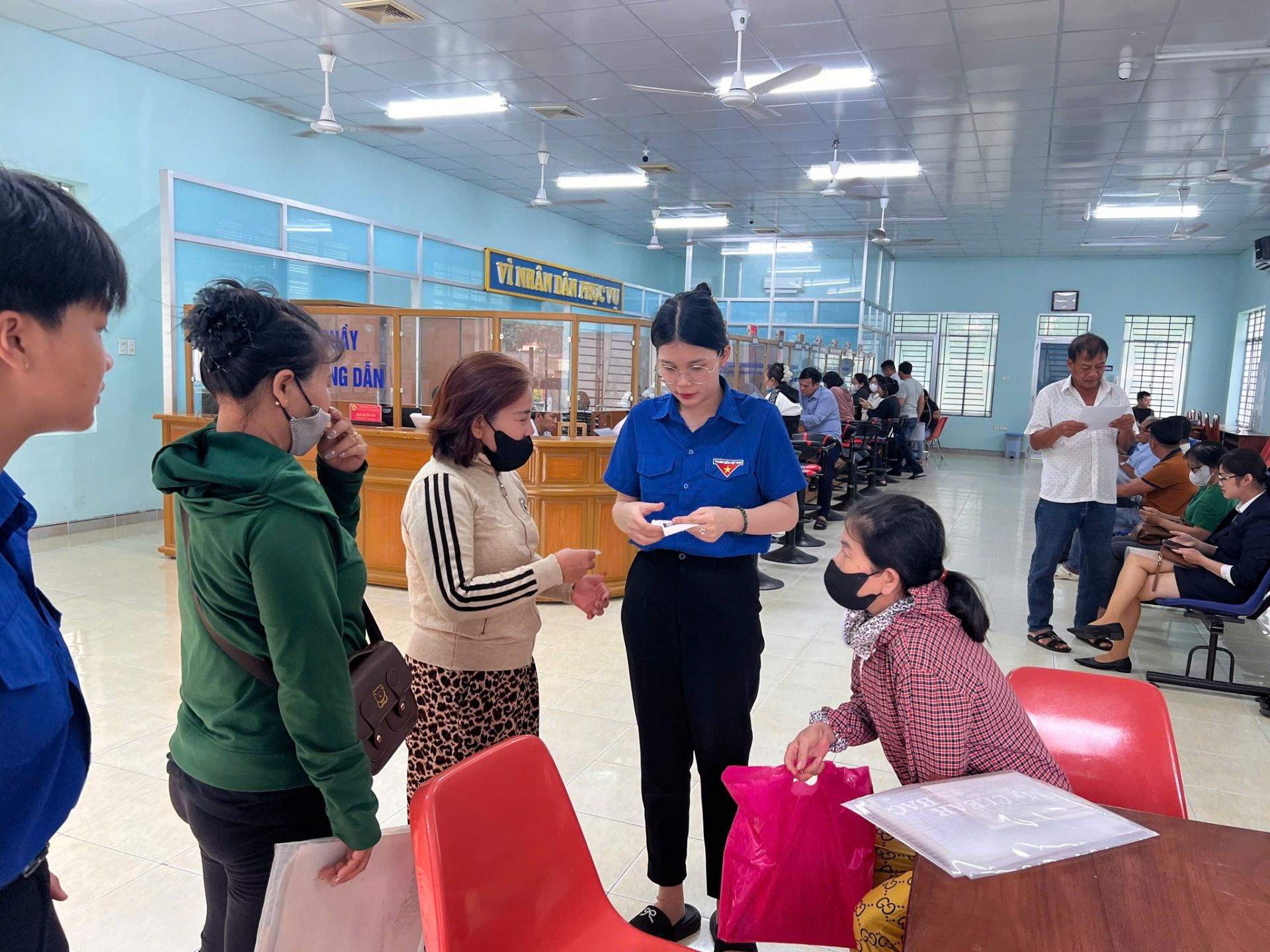 Đoàn viên phường Cam Ranh hỗ trợ người dân làm thủ tục hành chính Đoàn viên phường Cam Ranh hỗ trợ người dân làm thủ tục hành chính