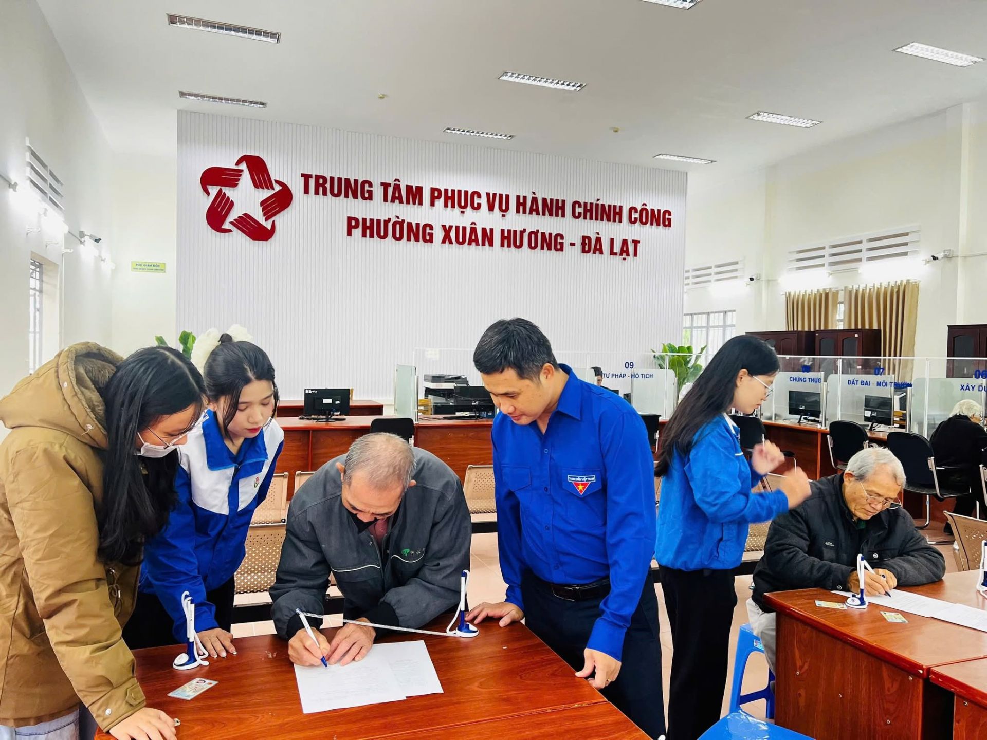Người dân được đoàn viên, thanh niên phường Xuân Hương hỗ trợ kịp thời Người dân được đoàn viên, thanh niên phường Xuân Hương hỗ trợ kịp thời