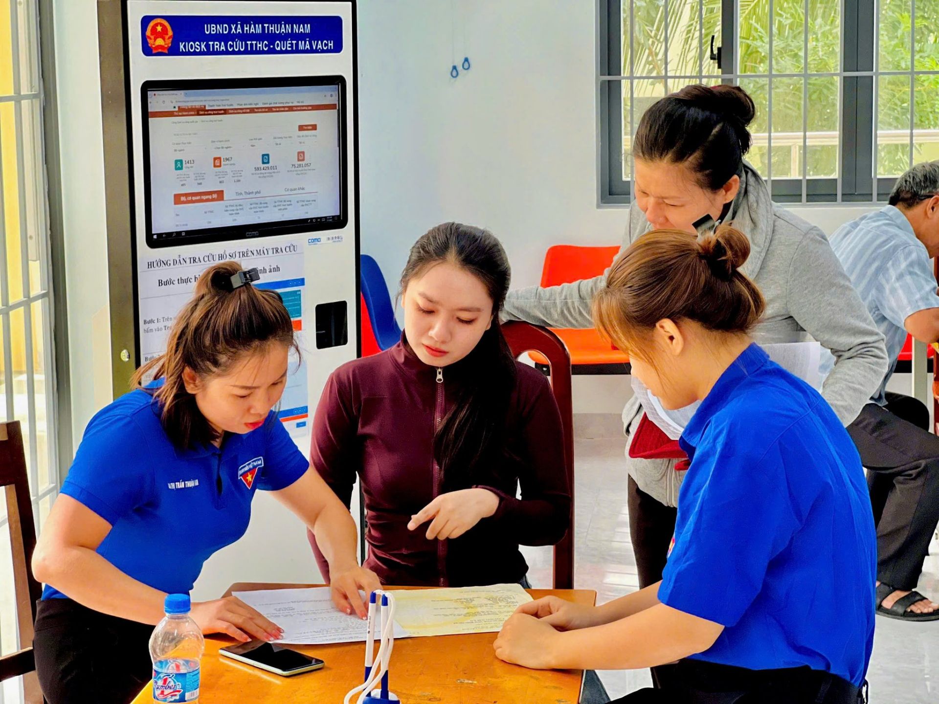 Tại Xã Hàm Thuận Nam, người dân được các đội thanh niên tình nguyện hướng dẫn chi tiết các thủ tục hành chính Tại Xã Hàm Thuận Nam, người dân được các đội thanh niên tình nguyện hướng dẫn chi tiết các thủ tục hành chính