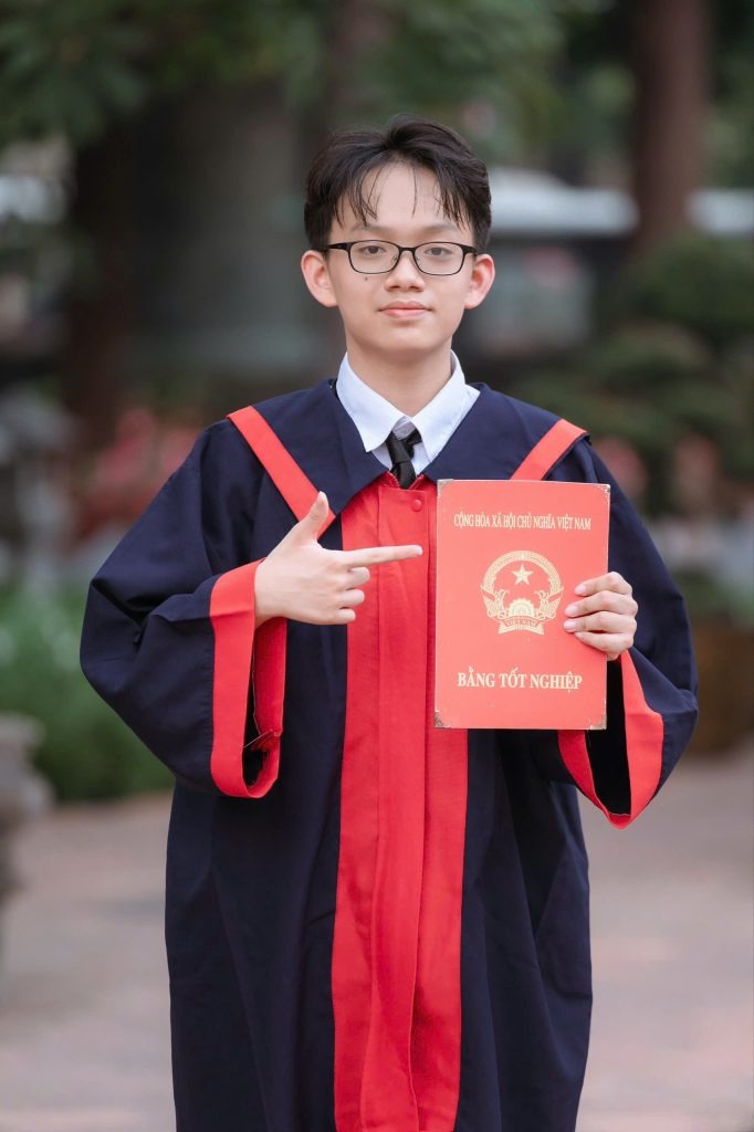 Nguyễn Quang Anh, học sinh trường THCS Cầu Giấy là 1 trong 8 thủ khoa thi vào lớp 10 của Hà Nội Nguyễn Quang Anh, học sinh trường THCS Cầu Giấy là 1 trong 8 thủ khoa thi vào lớp 10 của Hà Nội