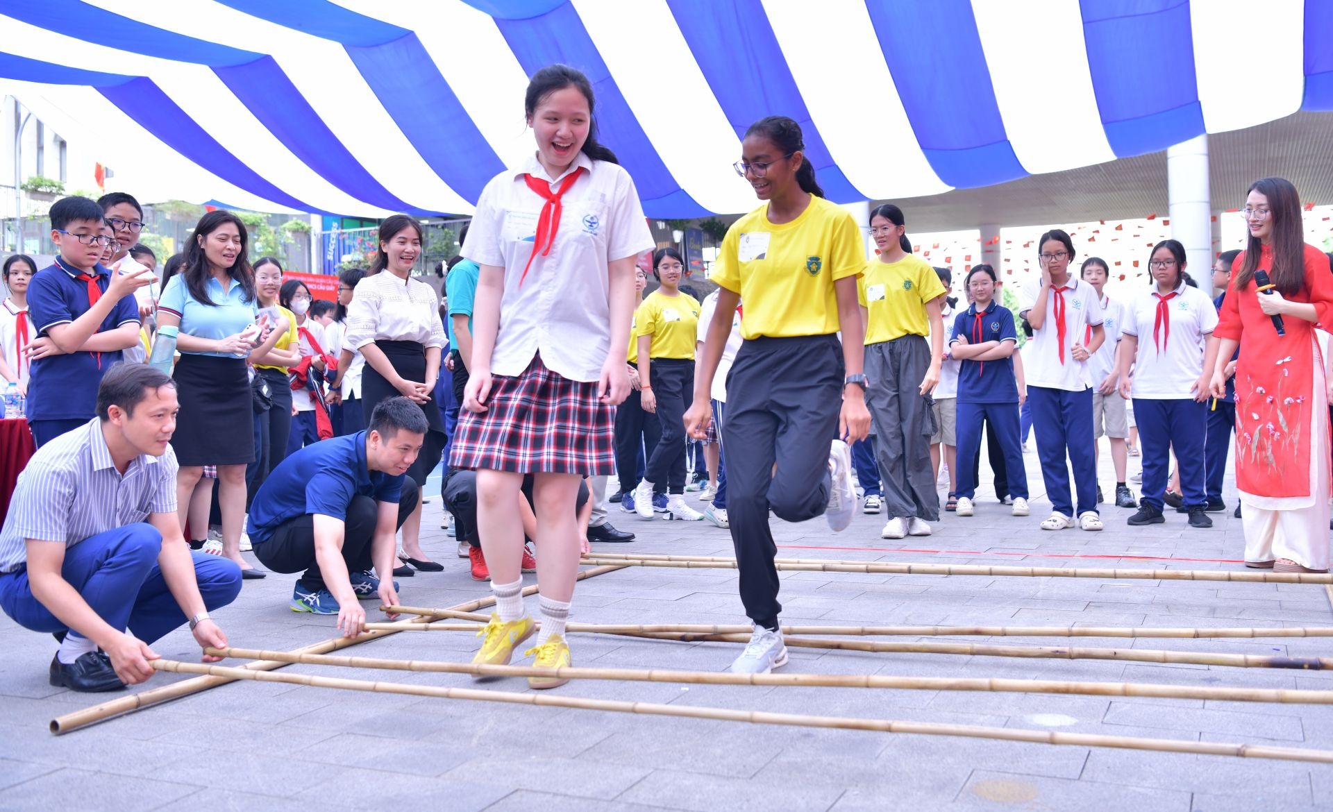 Học sinh trường Cầu Giấy giao lưu cùng các bạn học sinh Singapore Học sinh trường Cầu Giấy giao lưu cùng các bạn học sinh Singapore