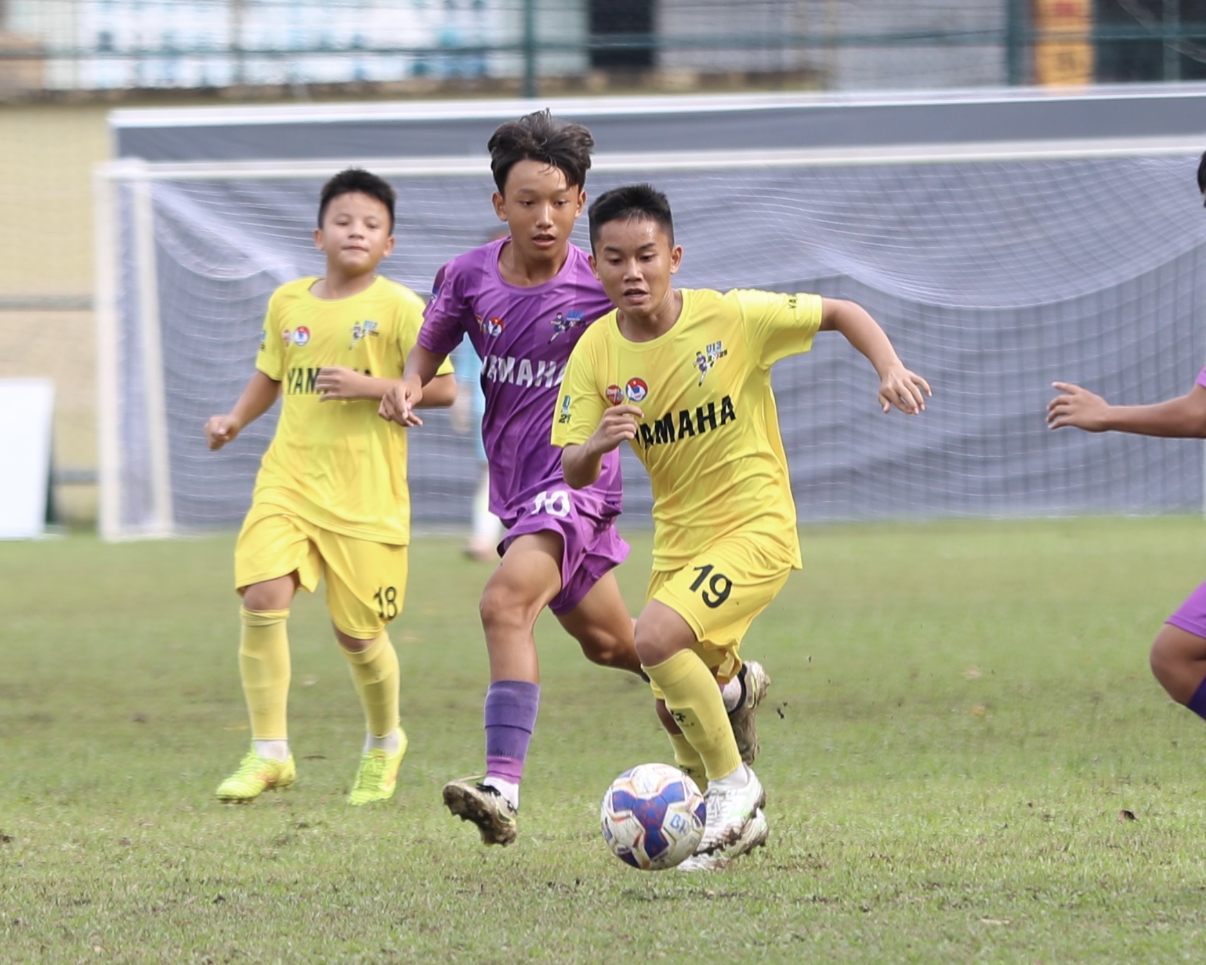 U13 Sông Lam Nghệ An (vàng) hứa hẹn sẽ tạo nên trận chung kết sớm với U13 Hồng Lĩnh Hà Tĩnh U13 Sông Lam Nghệ An (vàng) hứa hẹn sẽ tạo nên trận chung kết sớm với U13 Hồng Lĩnh Hà Tĩnh