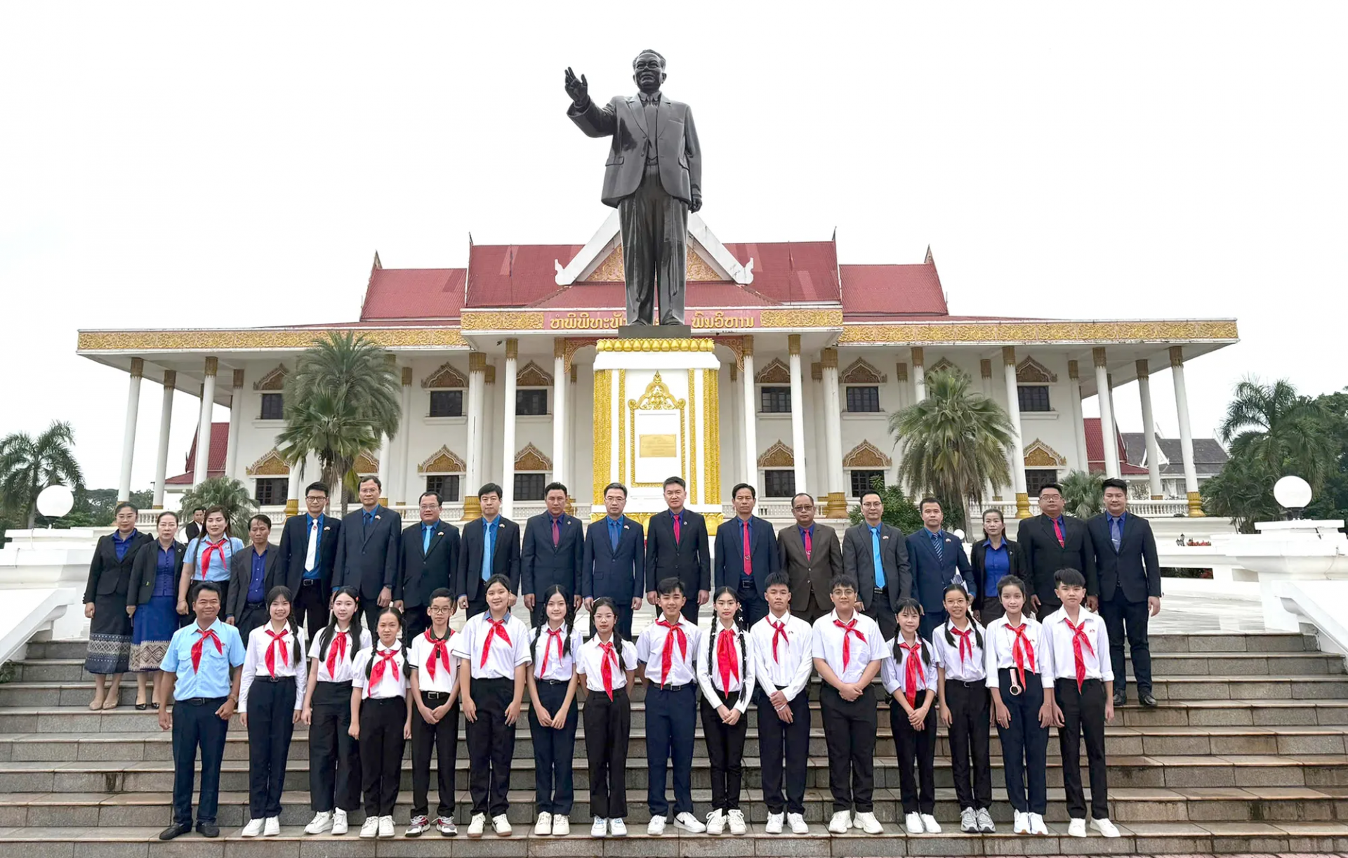 Đoàn đại biểu dâng hoa tại Tượng đài Chủ tịch Kaysone Phomvihane Đoàn đại biểu dâng hoa tại Tượng đài Chủ tịch Kaysone Phomvihane