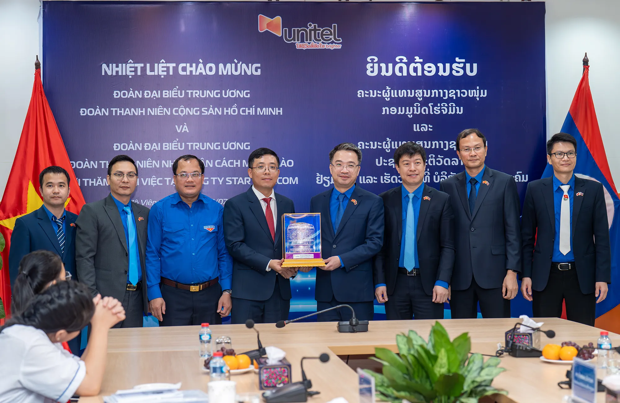 Anh Nguyễn Tường Lâm và các đại biểu tại trụ sở Công ty Star Telecom (Unitel Lào) Anh Nguyễn Tường Lâm và các đại biểu tại trụ sở Công ty Star Telecom (Unitel Lào)