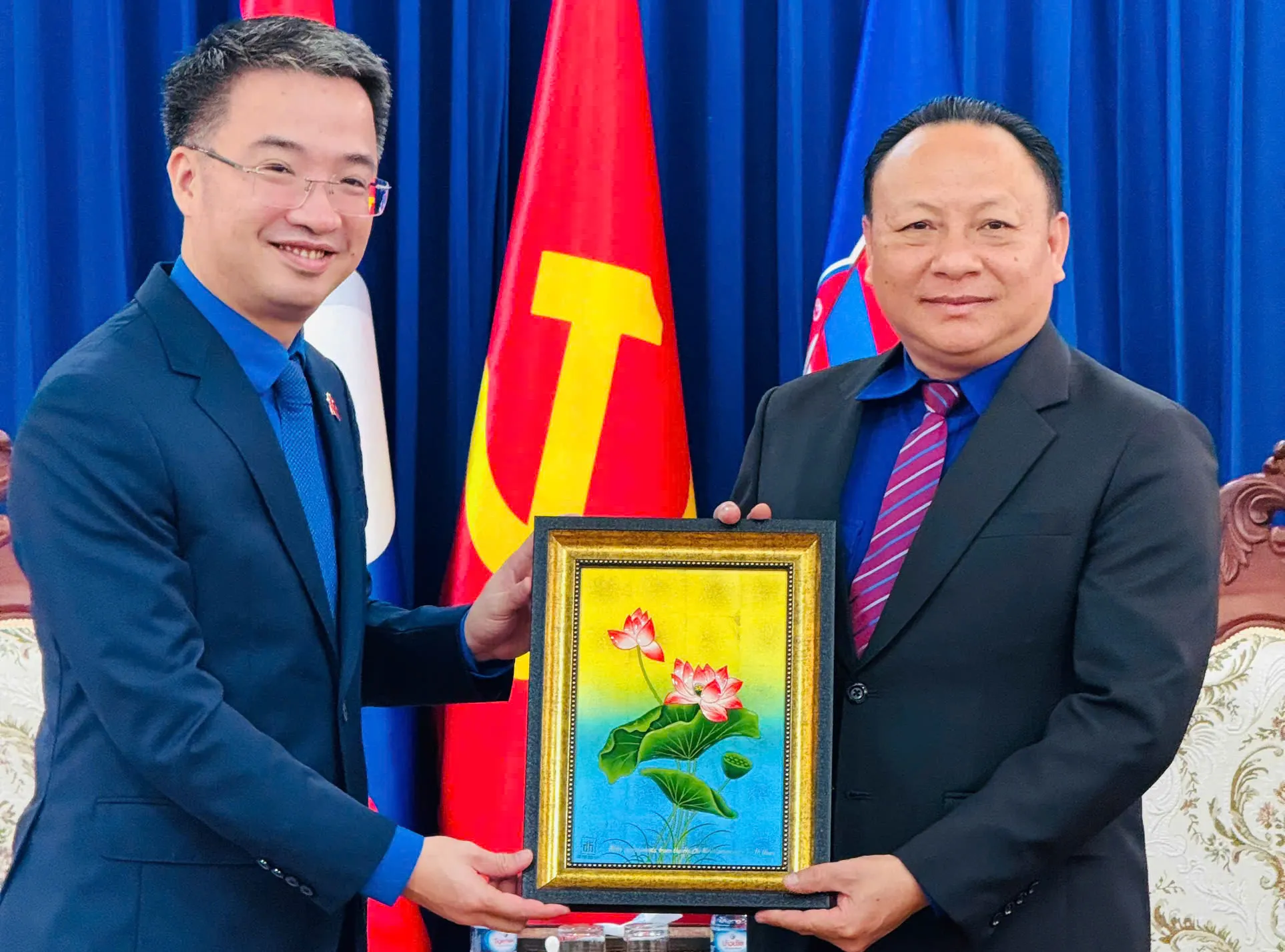 Anh Nguyễn Tường Lâm tặng quà lưu niệm anh Monexay Laomoaxong Anh Nguyễn Tường Lâm tặng quà lưu niệm anh Monexay Laomoaxong