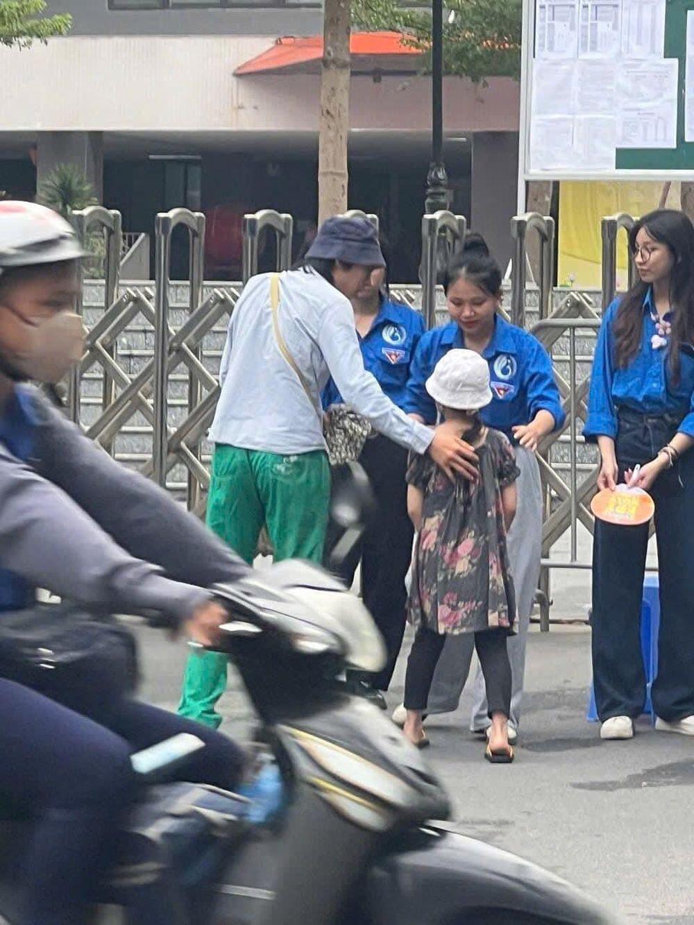 Hình ảnh Mạnh Đức đi thi dẫn em gái đi cùng và nhờ tình nguyện viên trông giúp đã nhận sự quan tâm đặc biệt của mọi người Hình ảnh Mạnh Đức đi thi dẫn em gái đi cùng và nhờ tình nguyện viên trông giúp đã nhận sự quan tâm đặc biệt của mọi người