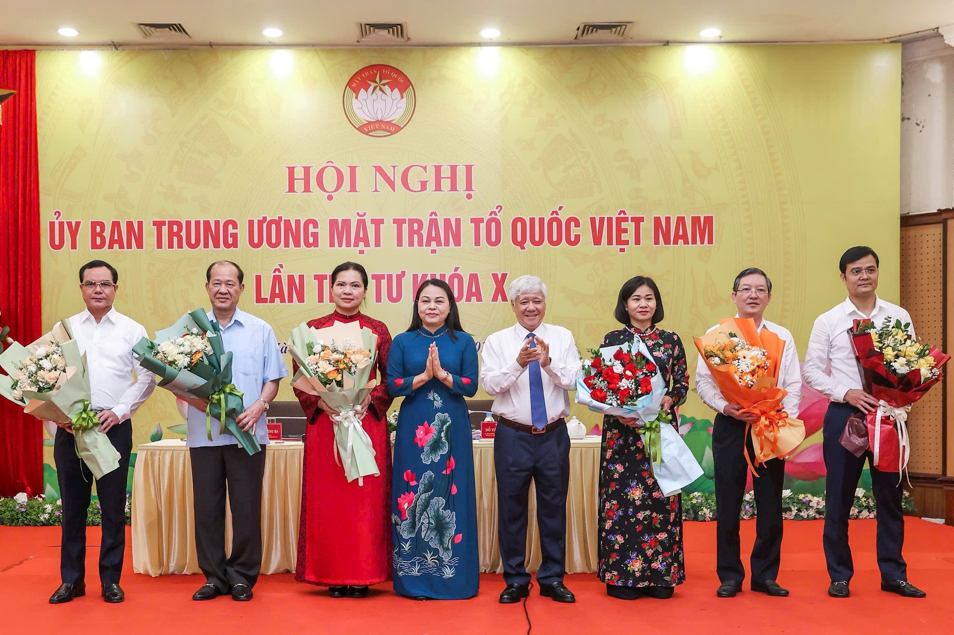 Bác Đỗ Văn Chiến - Ủy viên Bộ Chính trị - Bí thư T.Ư Đảng - Bí thư Đảng ủy MTTQ, các đoàn thể Trung ương - Chủ tịch Ủy ban trung ương MTTQ Việt Nam và bác Nguyễn Thị Thu Hà - Ủy viên T.Ư Đảng - Phó Chủ tịch - Tổng Thư ký Ủy ban Trung ương MTTQ Việt Nam - Phó Bí thư Thường trực Đảng ủy MTTQ, các đoàn thể Trung ương tặng hoa chúc mừng các tân Phó Chủ tịch Ủy ban Trung ương MTTQ Việt Nam Bác Đỗ Văn Chiến - Ủy viên Bộ Chính trị - Bí thư T.Ư Đảng - Bí thư Đảng ủy MTTQ, các đoàn thể Trung ương - Chủ tịch Ủy ban trung ương MTTQ Việt Nam và bác Nguyễn Thị Thu Hà - Ủy viên T.Ư Đảng - Phó Chủ tịch - Tổng Thư ký Ủy ban Trung ương MTTQ Việt Nam - Phó Bí thư Thường trực Đảng ủy MTTQ, các đoàn thể Trung ương tặng hoa chúc mừng các tân Phó Chủ tịch Ủy ban Trung ương MTTQ Việt Nam