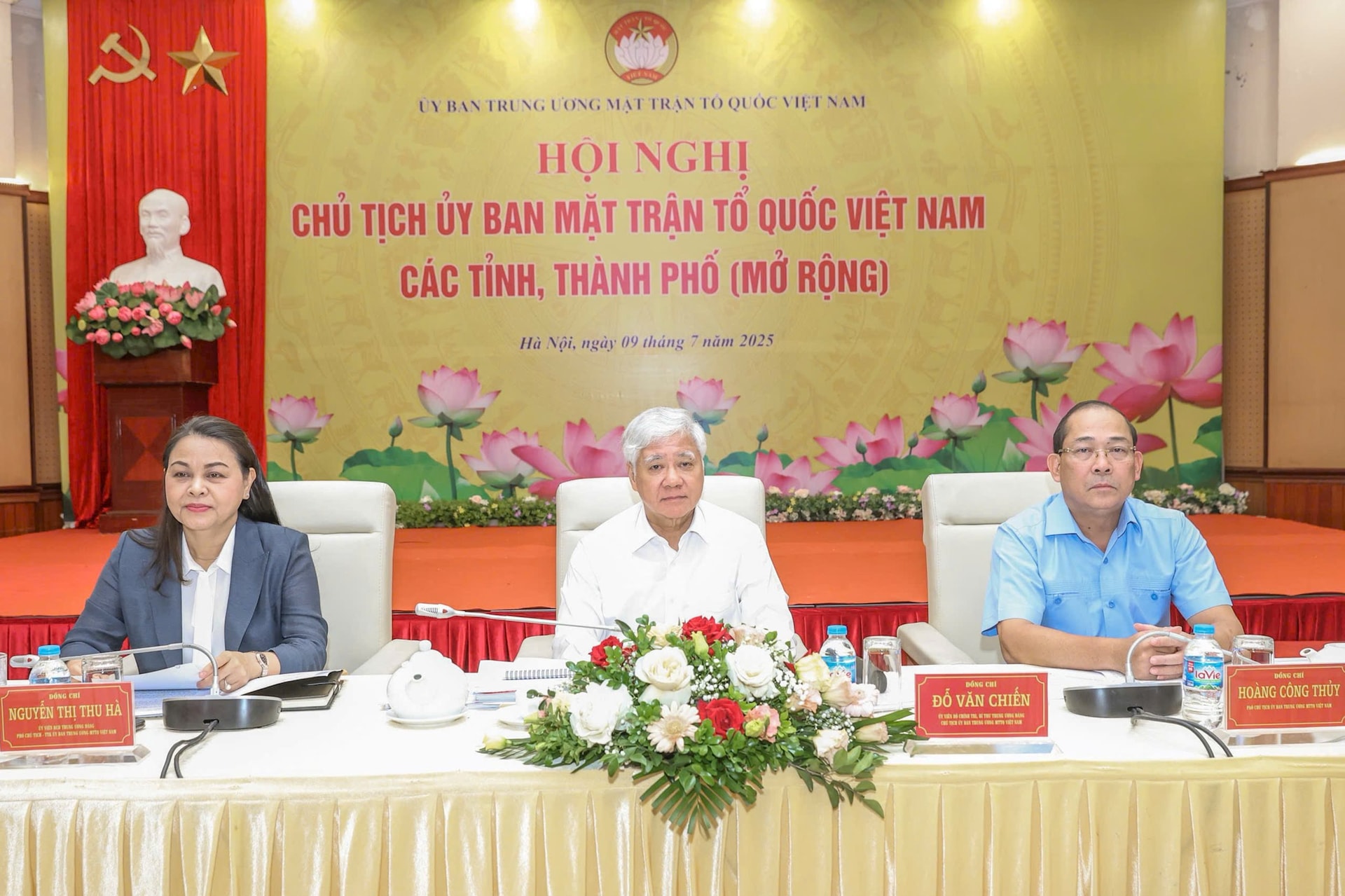 Đỗ Văn Chiến, Ủy viên Bộ Chính trị, Bí thư Trung ương Đảng, Bí thư Đảng ủy MTTQ, các đoàn thể Trung ương, Chủ tịch UBTƯ MTTQ Việt Nam; bà Nguyễn Thị Thu Hà, Ủy viên Trung ương Đảng, Phó Bí thư Thường trực Đảng ủy MTTQ, các đoàn thể Trung ương, Phó Chủ tịch - Tổng Thư ký UBTƯ MTTQ Việt Nam; ông Hoàng Công Thủy, Phó Chủ tịch UBTƯ MTTQ Việt Nam chủ trì Hội nghị Đỗ Văn Chiến, Ủy viên Bộ Chính trị, Bí thư Trung ương Đảng, Bí thư Đảng ủy MTTQ, các đoàn thể Trung ương, Chủ tịch UBTƯ MTTQ Việt Nam; bà Nguyễn Thị Thu Hà, Ủy viên Trung ương Đảng, Phó Bí thư Thường trực Đảng ủy MTTQ, các đoàn thể Trung ương, Phó Chủ tịch - Tổng Thư ký UBTƯ MTTQ Việt Nam; ông Hoàng Công Thủy, Phó Chủ tịch UBTƯ MTTQ Việt Nam chủ trì Hội nghị