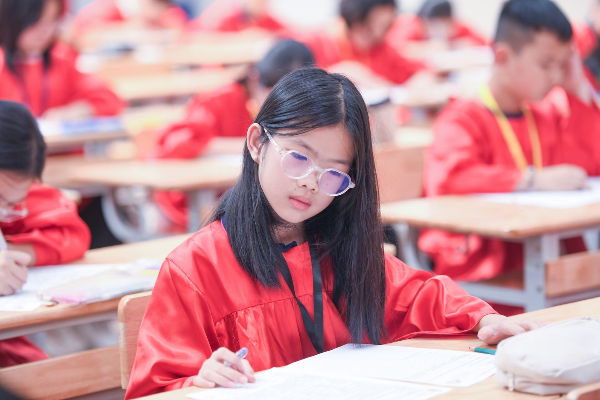 Phần thi viết diễn ra vào đầu giờ chiều cùng ngày