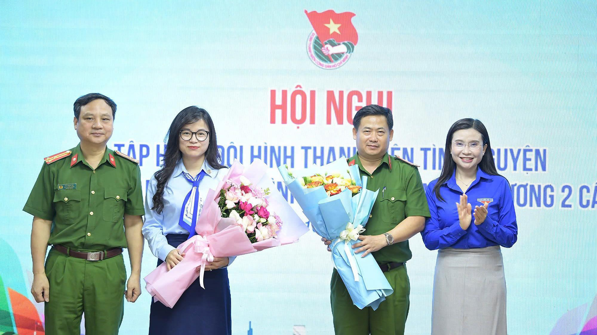 Chị Nguyễn Phạm Duy Trang - Bí thư Trung ương Đoàn, Chủ tịch Hội đồng Đội T.Ư và Thượng tá Vũ Trọng Dự - Phó Trưởng phòng tham mưu, Cục Cảnh sát quản lý hành chính về trật tự xã hội, Bộ Công an tặng hoa cho các báo cáo viên Chị Nguyễn Phạm Duy Trang - Bí thư Trung ương Đoàn, Chủ tịch Hội đồng Đội T.Ư và Thượng tá Vũ Trọng Dự - Phó Trưởng phòng tham mưu, Cục Cảnh sát quản lý hành chính về trật tự xã hội, Bộ Công an tặng hoa cho các báo cáo viên