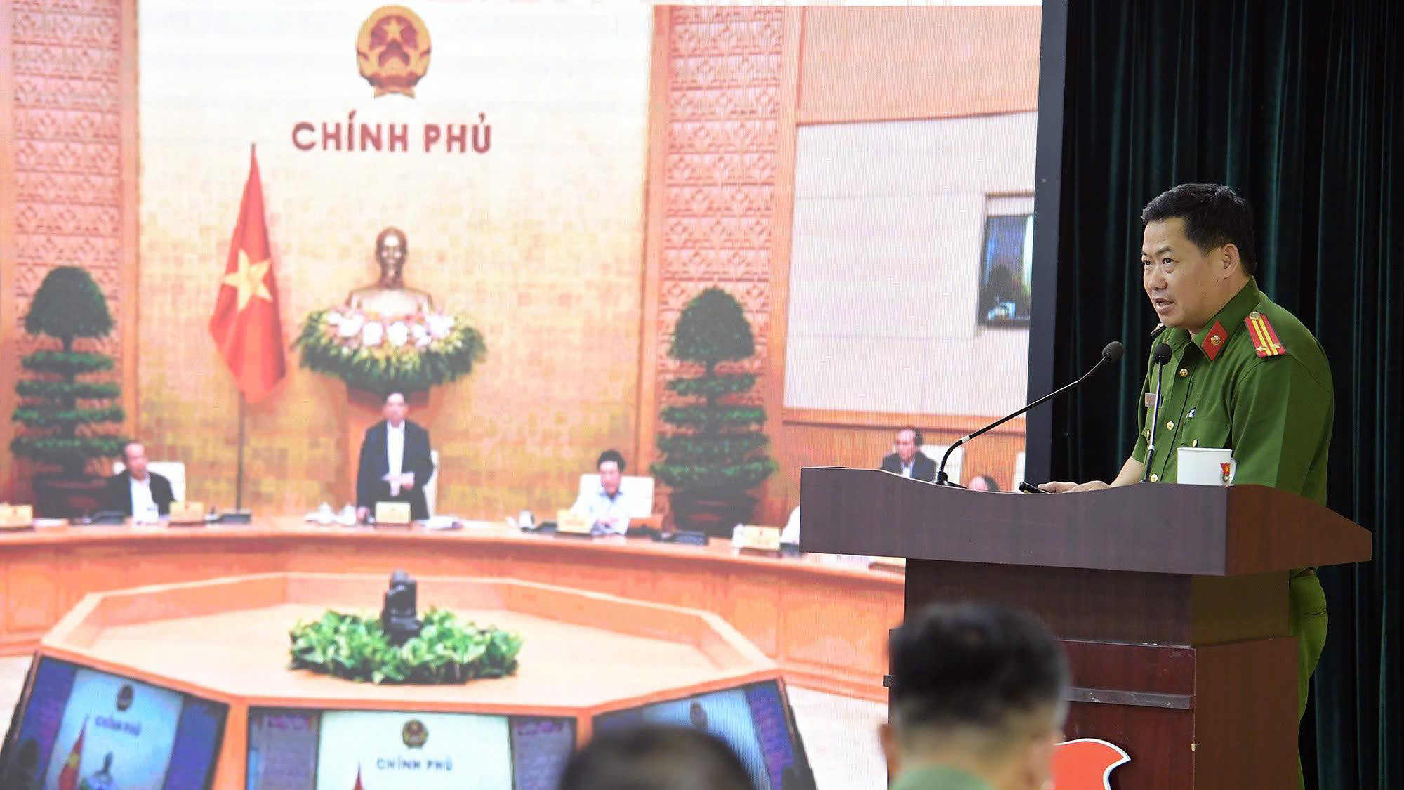 Trung tá Nguyễn Thế Tài, Cục Cảnh sát QLHC về TTXH (C06 - Bộ Công an) báo cáo chuyên đề Hướng dẫn sử dụng VNeID và hỗ trợ người dân tiếp cận dịch vụ công trực tuyến, triển khai qua nền tảng “Bình dân học vụ số” Trung tá Nguyễn Thế Tài, Cục Cảnh sát QLHC về TTXH (C06 - Bộ Công an) báo cáo chuyên đề Hướng dẫn sử dụng VNeID và hỗ trợ người dân tiếp cận dịch vụ công trực tuyến, triển khai qua nền tảng “Bình dân học vụ số”