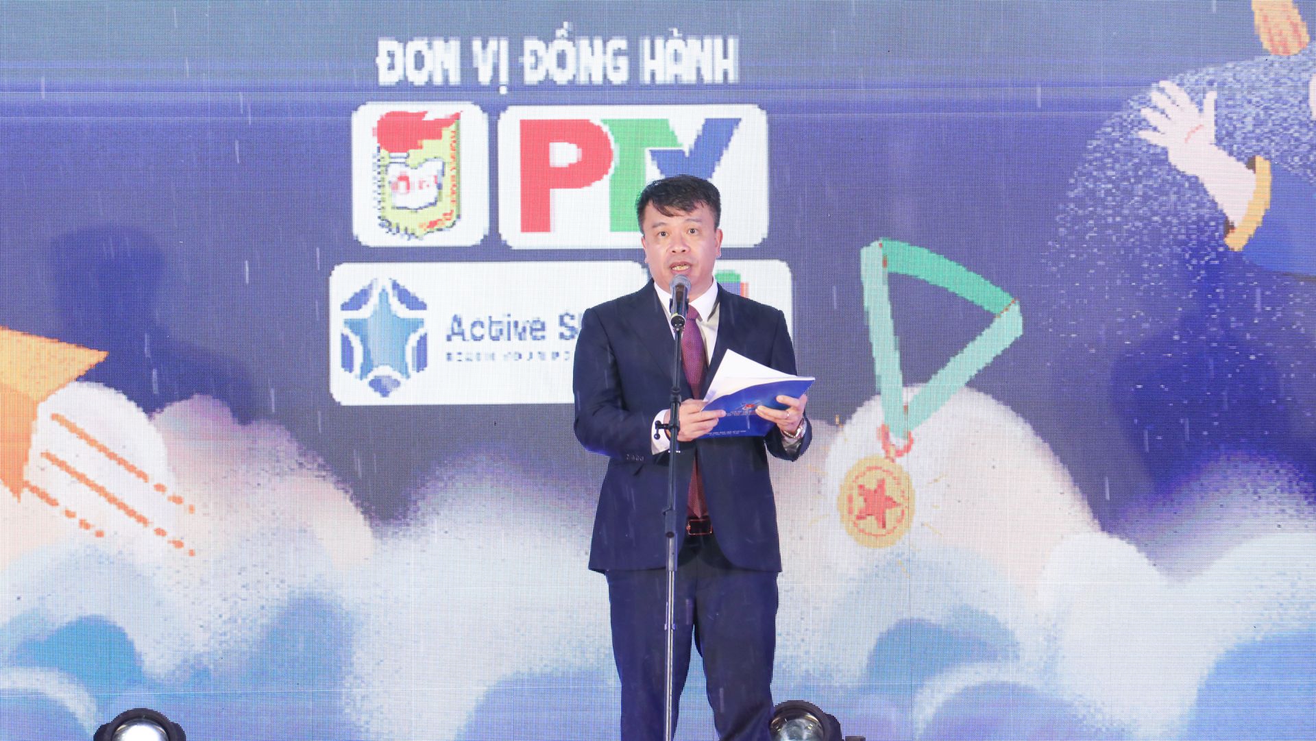 Nhà văn, nhà báo Nguyễn Phan Khuê phát biểu tại chương trình