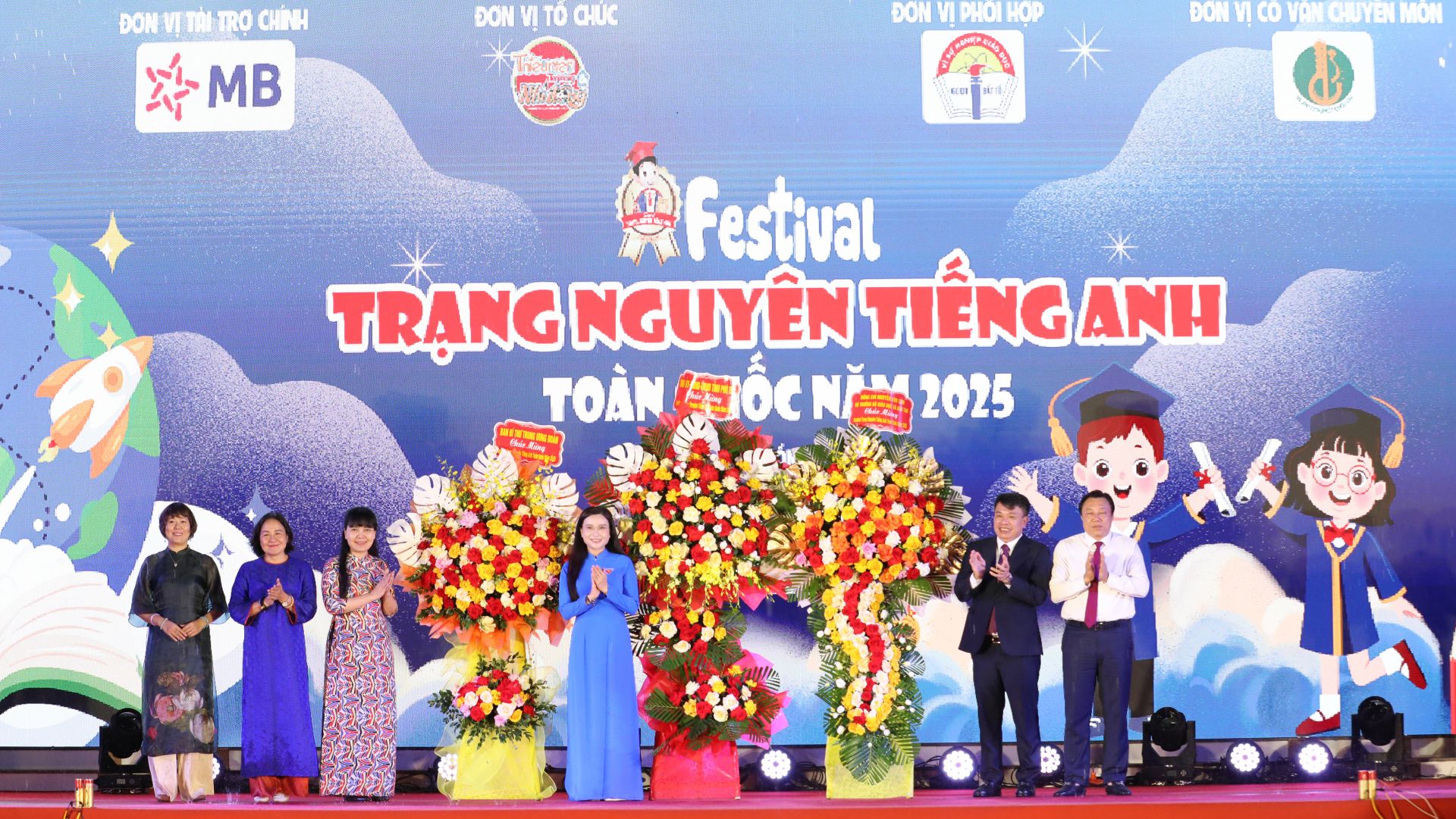 Ban Tổ chức Festival Trạng nguyên tiếng Anh nhận những lẵng hoa chúc mừng của  Bộ Giáo dục và Đào tạo, Ban Bí thư T.Ư Đoàn và Tỉnh ủy, UBND tỉnh Phú Thọ
