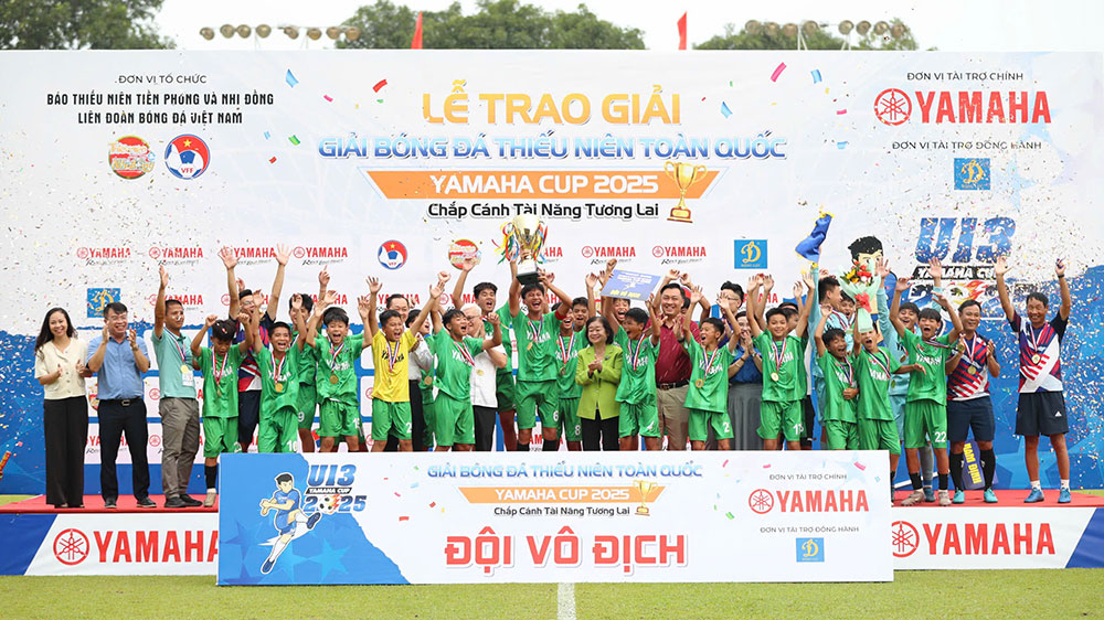 Nguyên Phó Chủ tịch nước Trương Mỹ Hoa trao chức vô địch cho U13 Nam Định Nguyên Phó Chủ tịch nước Trương Mỹ Hoa trao chức vô địch cho U13 Nam Định