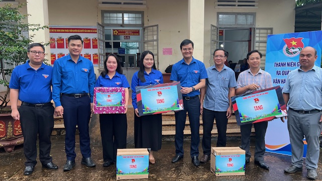 Anh Bùi Quang Huy cùng đoàn công tác đã tặng máy tính cho Đoàn xã của các xã biên giới Ia Nan, Ia Pnôn và Ia Mơ Anh Bùi Quang Huy cùng đoàn công tác đã tặng máy tính cho Đoàn xã của các xã biên giới Ia Nan, Ia Pnôn và Ia Mơ