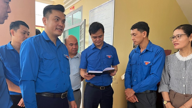 Anh Bùi Quang Huy cùng đoàn công tác thăm đội hình thanh niên tình nguyện hỗ trợ người dân tại Trung tâm phục vụ hành chính công xã Ia Pnôn, tỉnh Gia Lai Anh Bùi Quang Huy cùng đoàn công tác thăm đội hình thanh niên tình nguyện hỗ trợ người dân tại Trung tâm phục vụ hành chính công xã Ia Pnôn, tỉnh Gia Lai