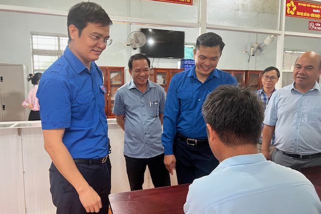 Anh Bùi Quang Huy (bên trái) thăm hỏi người dân đến Trung tâm phục vụ hành chính công xã Ia Nan, tỉnh Gia Lai, làm thủ tục hành chính Anh Bùi Quang Huy (bên trái) thăm hỏi người dân đến Trung tâm phục vụ hành chính công xã Ia Nan, tỉnh Gia Lai, làm thủ tục hành chính