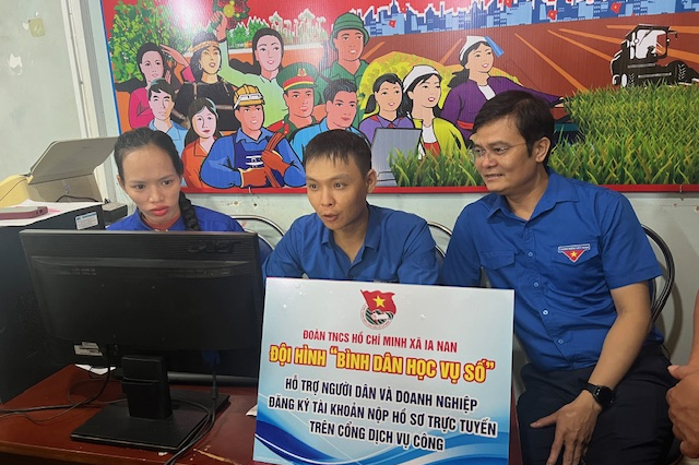 Anh Bùi Quang Huy trao đổi với lực lượng đoàn viên, thanh niên các xã biên giới của Gia Lai đang thực hiện nhiệm vụ hỗ trợ người dân Anh Bùi Quang Huy trao đổi với lực lượng đoàn viên, thanh niên các xã biên giới của Gia Lai đang thực hiện nhiệm vụ hỗ trợ người dân