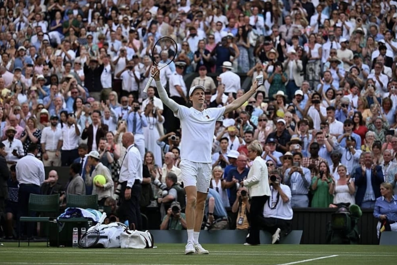 Sinner ăn mừng chức vô địch Wimbledon. Sinner ăn mừng chức vô địch Wimbledon.