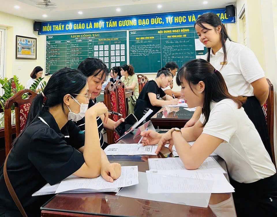 Trường Tiểu học Vĩnh Hưng đón tiếp phụ huynh đến đăng ký đầu cấp cho con Trường Tiểu học Vĩnh Hưng đón tiếp phụ huynh đến đăng ký đầu cấp cho con