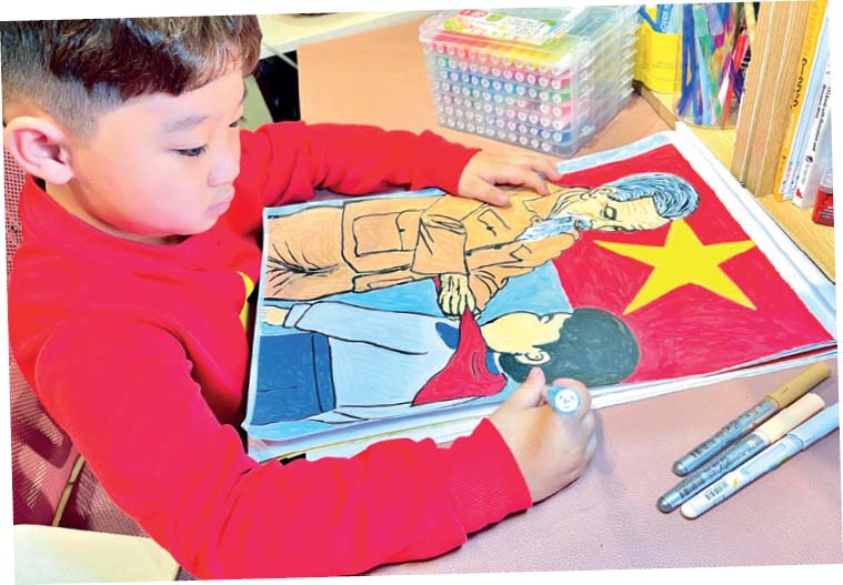 Hoàng Khôi bên bức tranh Bác Hồ
quàng khăn đỏ cho thiếu nhi Hoàng Khôi bên bức tranh Bác Hồ
quàng khăn đỏ cho thiếu nhi