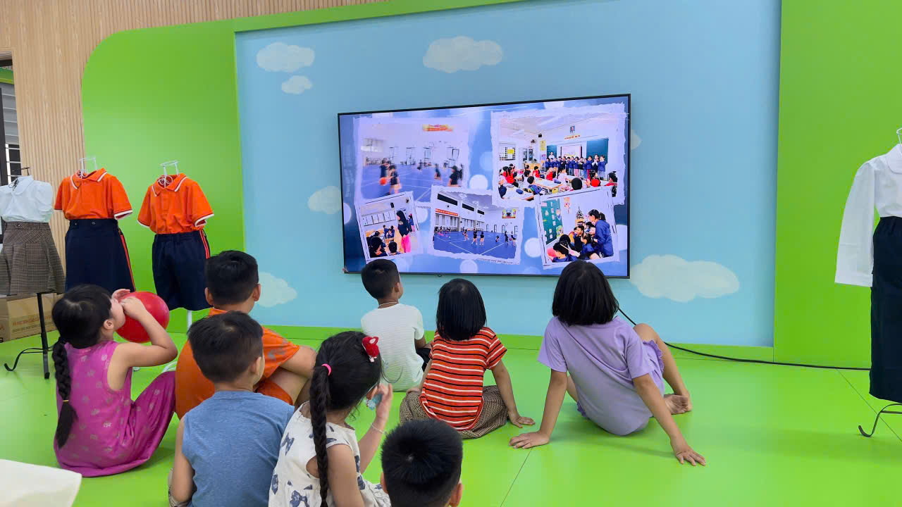 Các em học sinh sắp bước vào lớp 1 trải nghiệm môi trường học tập tại trường Tiểu học Trần Phú
