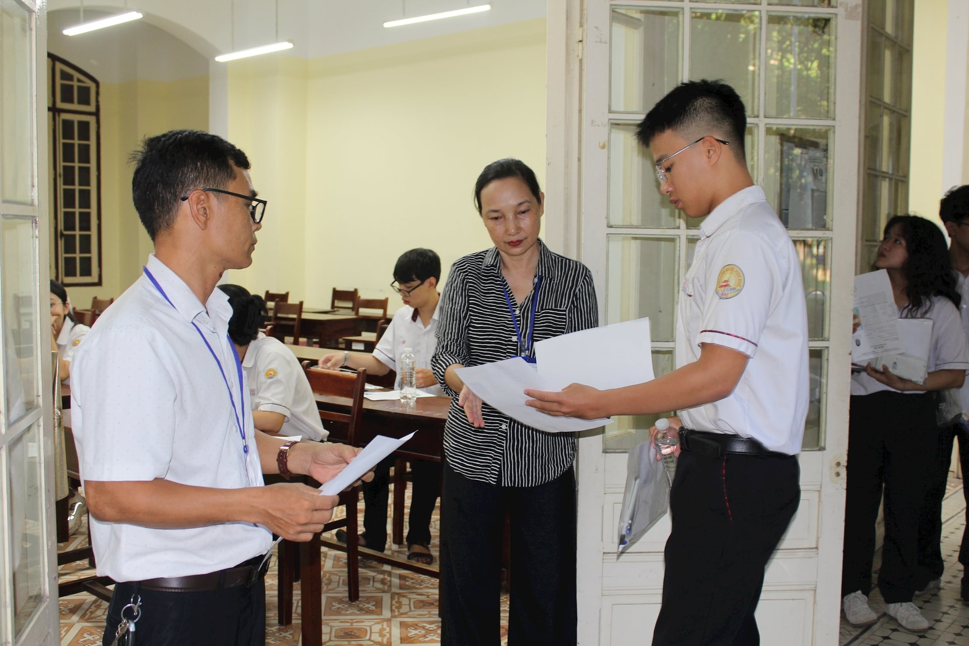 Kỳ thi được tổ chức nghiêm túc, công bằng – nơi học sinh Huế thể hiện bản lĩnh và kết quả của hành trình học tập trung thực. Kỳ thi được tổ chức nghiêm túc, công bằng – nơi học sinh Huế thể hiện bản lĩnh và kết quả của hành trình học tập trung thực.