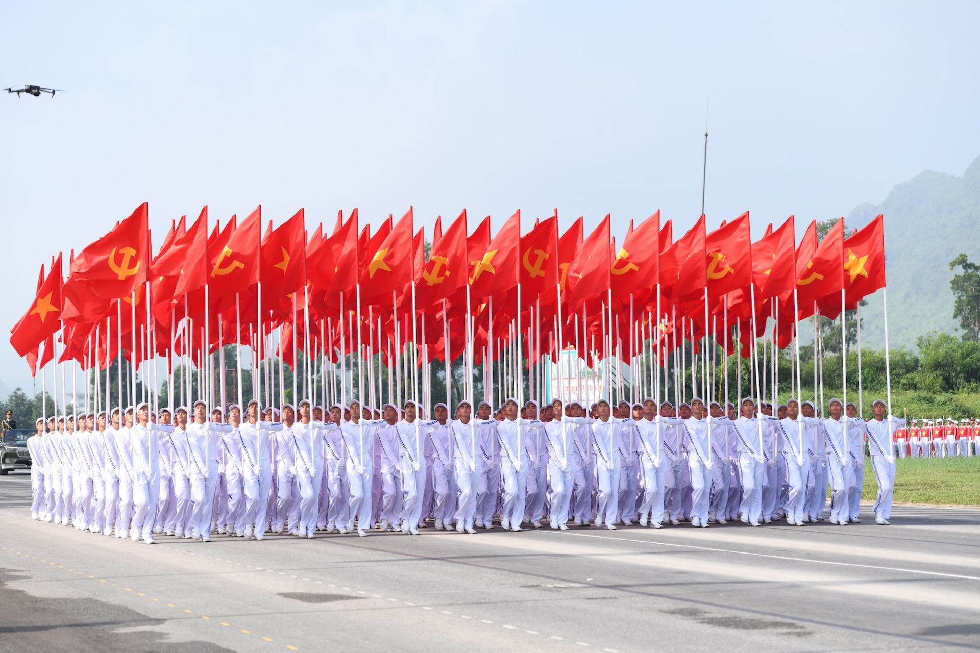 Tiêu binh và khối rước đuốc mở màn cho chương trình tổng hợp luyện