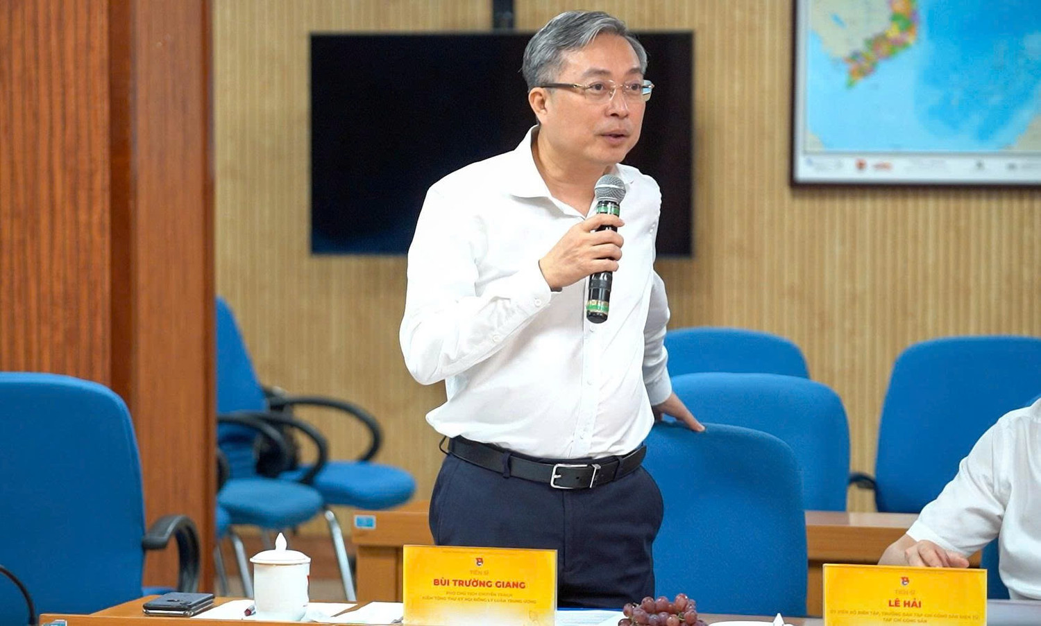 Ông Bùi Trường Giang - Phó Chủ tịch chuyên trách kiêm Tổng Thư ký Hội đồng Lý luận Trung ương, Phó Chủ tịch Hội đồng Giám khảo Ông Bùi Trường Giang - Phó Chủ tịch chuyên trách kiêm Tổng Thư ký Hội đồng Lý luận Trung ương, Phó Chủ tịch Hội đồng Giám khảo