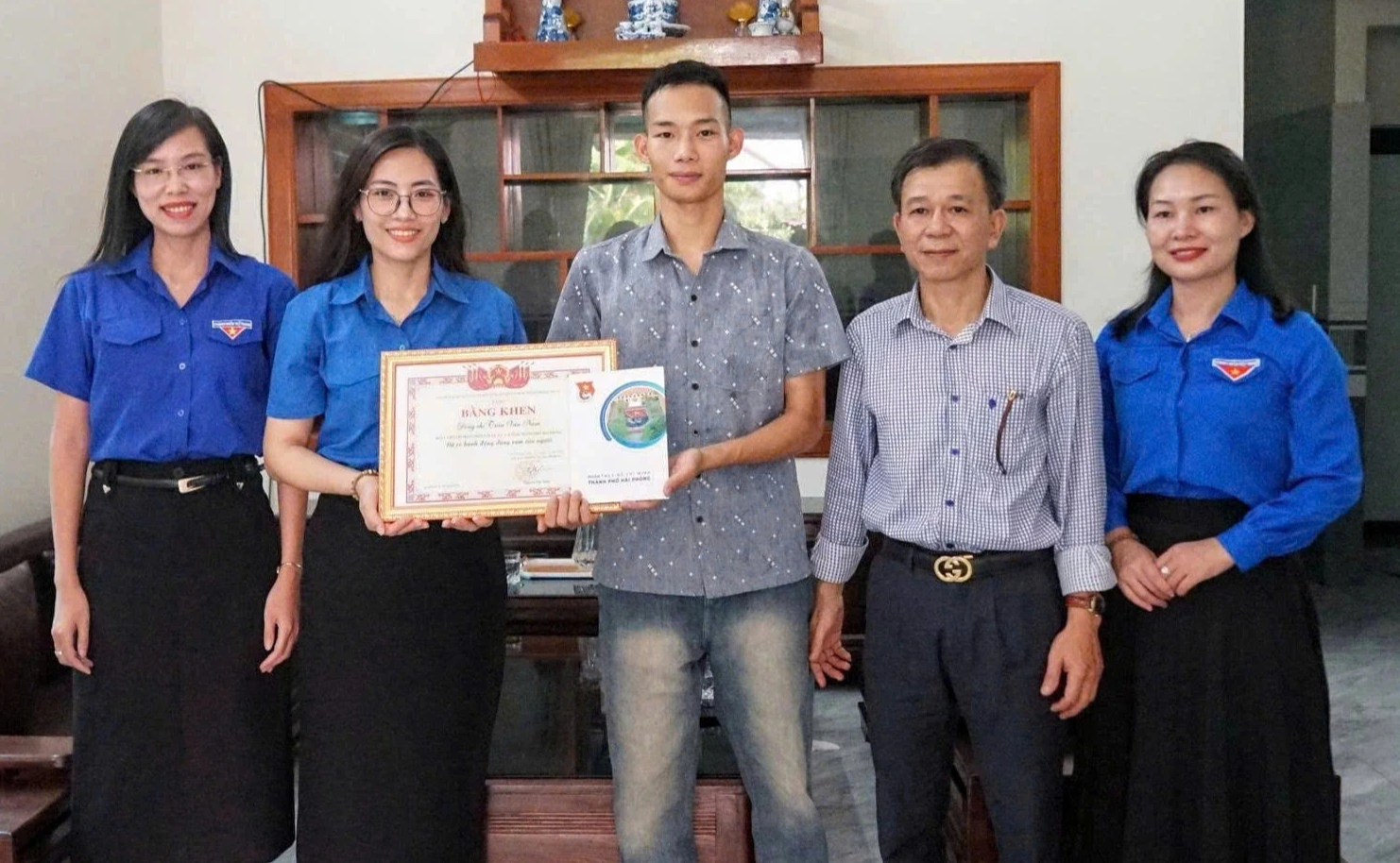 Chị Nguyễn Thị Thuỷ trao bằng khen cho anh Trần Văn Nam