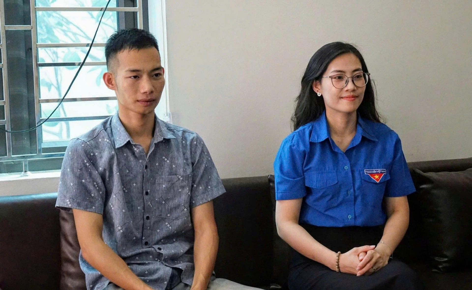 Chị Nguyễn Thị Thủy tới nhà anh Anh Trần Văn Nam thăm hỏi, trao bằng khen
