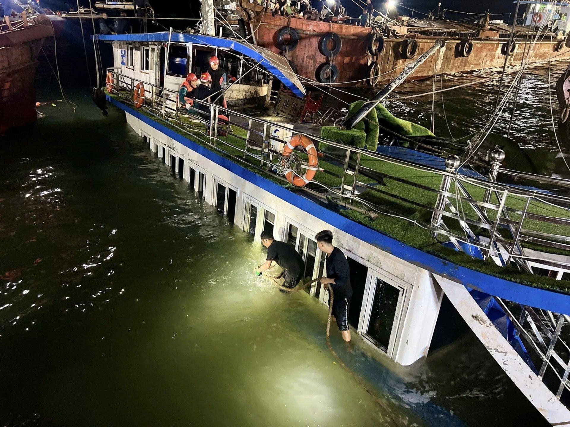 Tàu Vịnh Xanh 58 gặp nạn khi đưa du kh