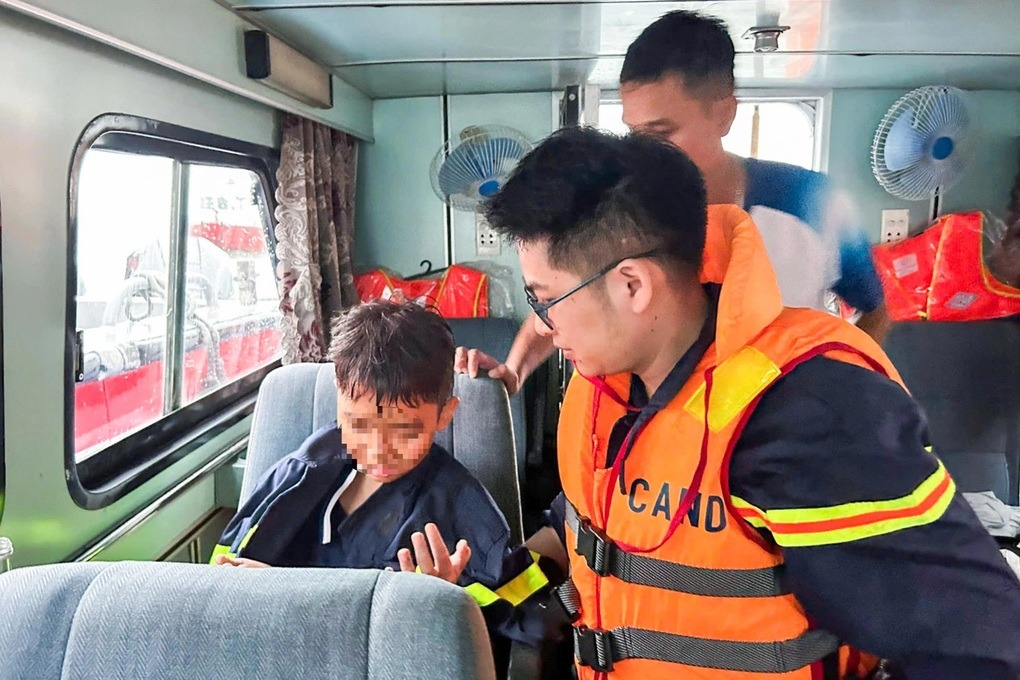 Nạn nhân 10 tuổi được lực lược chức năng giải cứu
