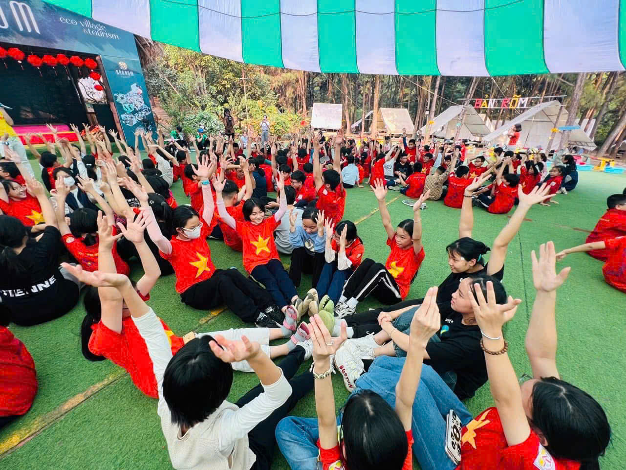 Nhà trường luôn chú trọng đến đào tạo kiến thức và kỹ năng cho học trò Nhà trường luôn chú trọng đến đào tạo kiến thức và kỹ năng cho học trò