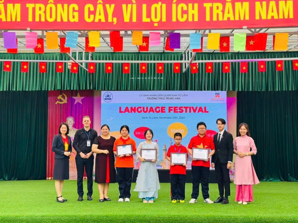 Nhà trường trao thưởng, khuyến khích học trò trong học tập Nhà trường trao thưởng, khuyến khích học trò trong học tập