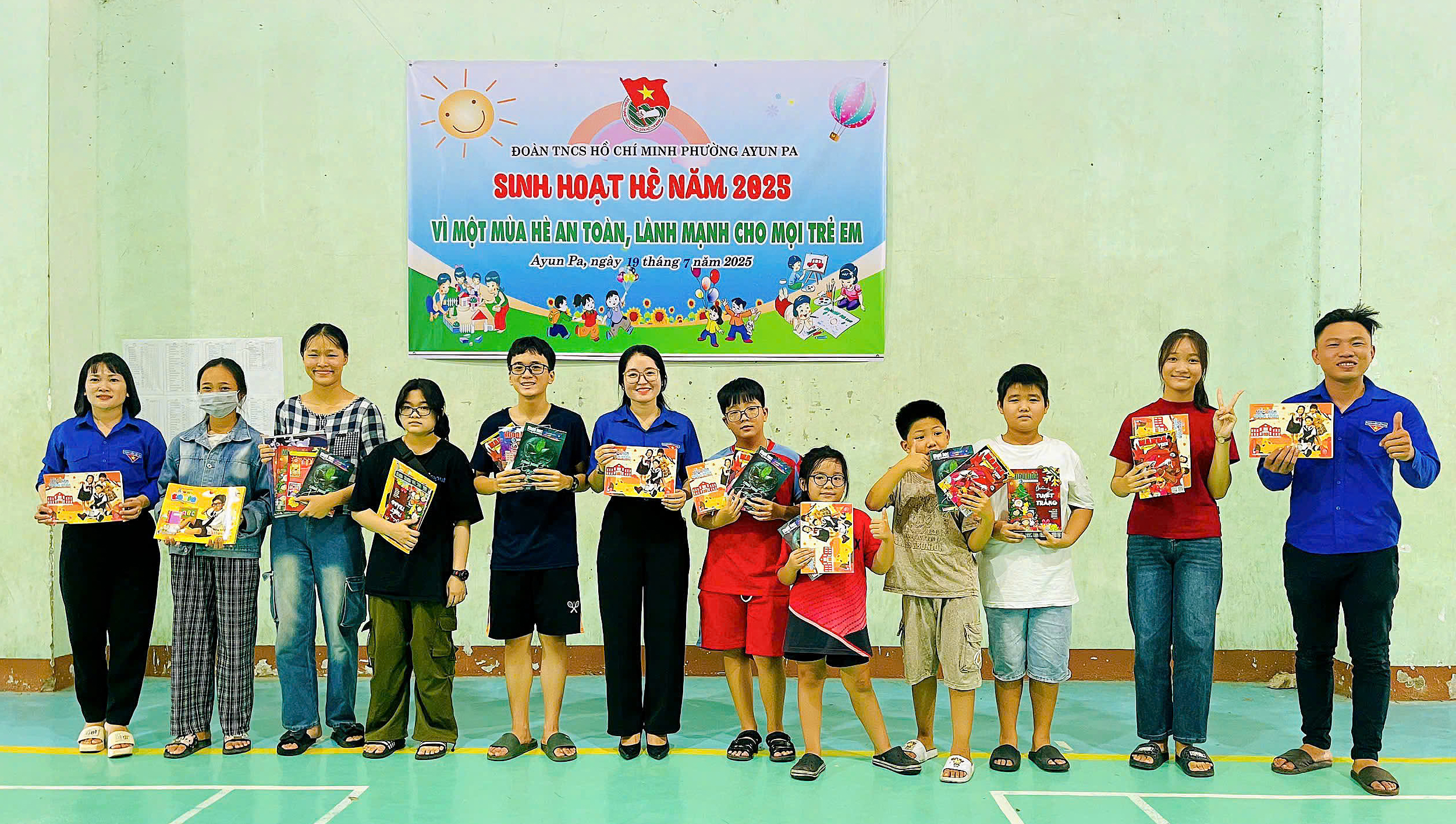 Những ấn phẩm của báo Đội đến với thiếu nhi Ayun Pa Những ấn phẩm của báo Đội đến với thiếu nhi Ayun Pa