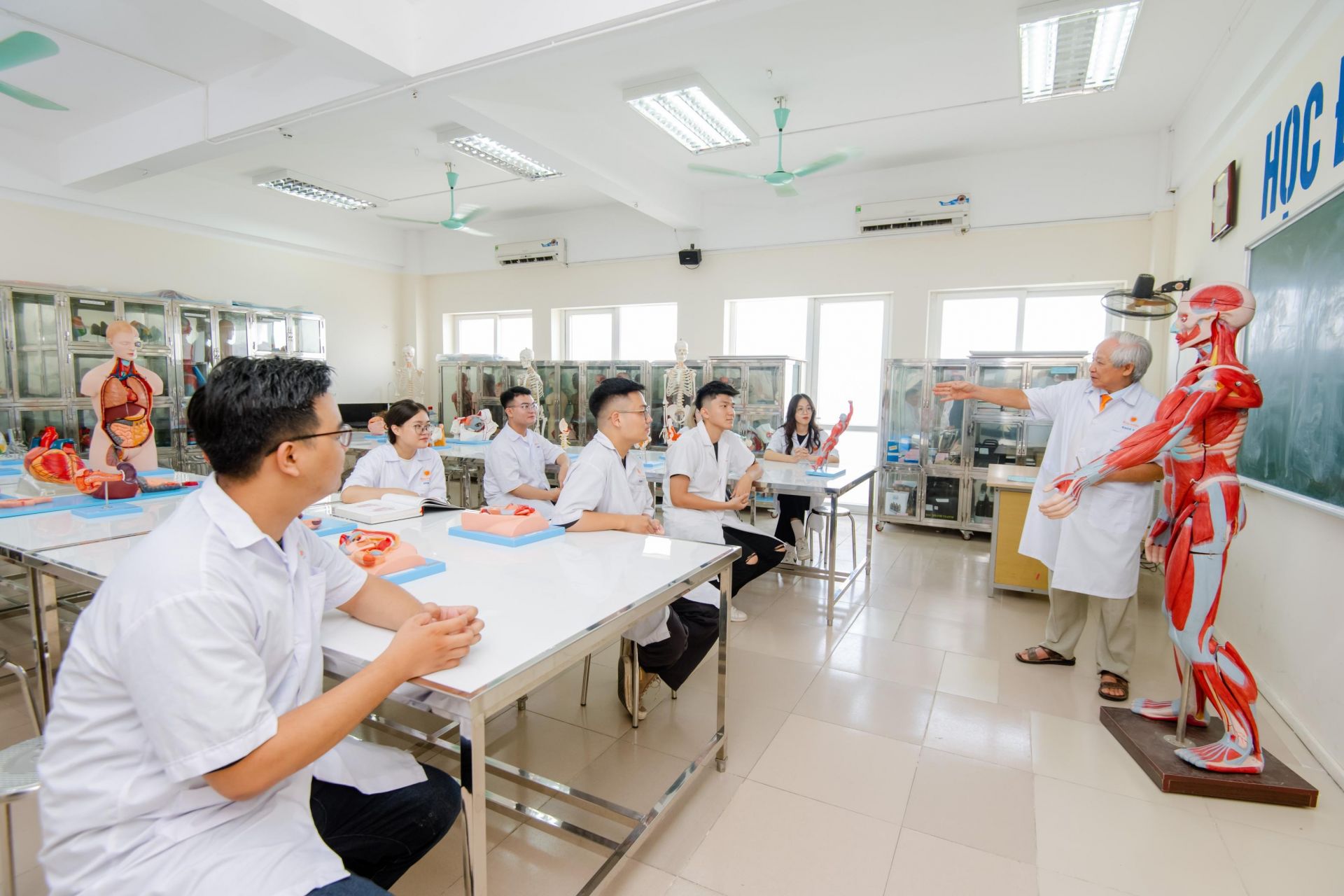 Nhóm ngành sức khỏe có điểm sàn tối thiểu là 17