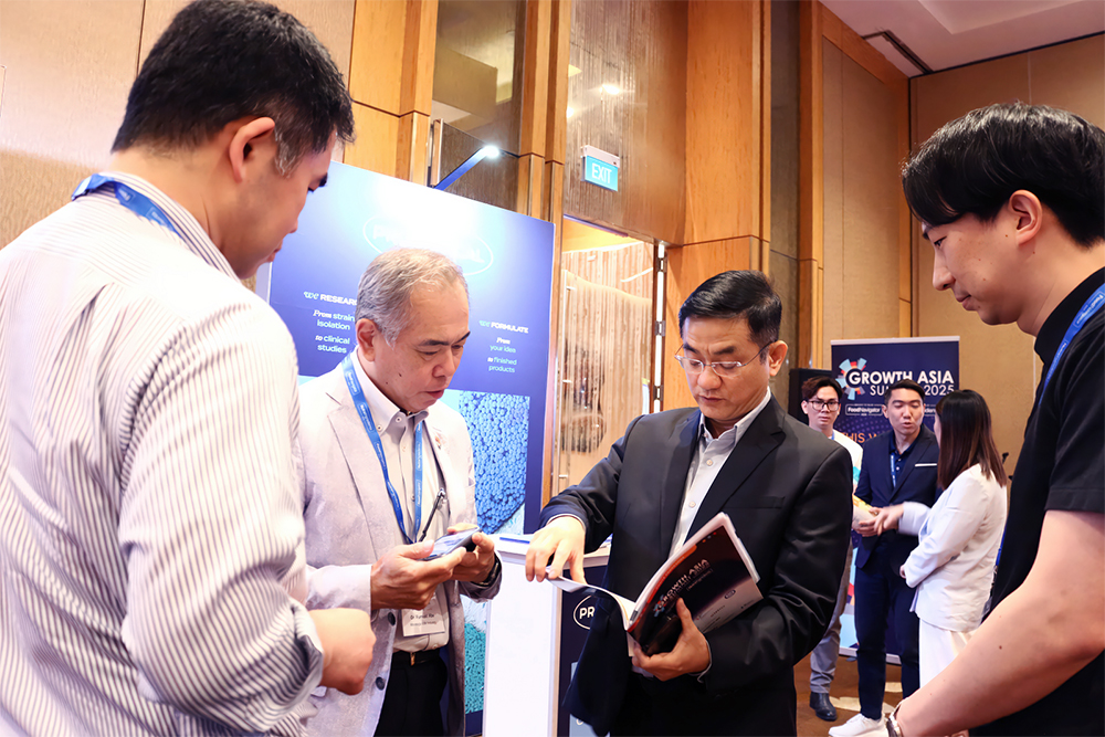 Ông Nguyễn Quang Trí - Giám đốc điều hành Marketing Vinamilk (thứ 2 từ phải sang) - chia sẻ về đột phá 6 HMO với các khách mời tại Diễn đàn Phát triển Châu Á 2025