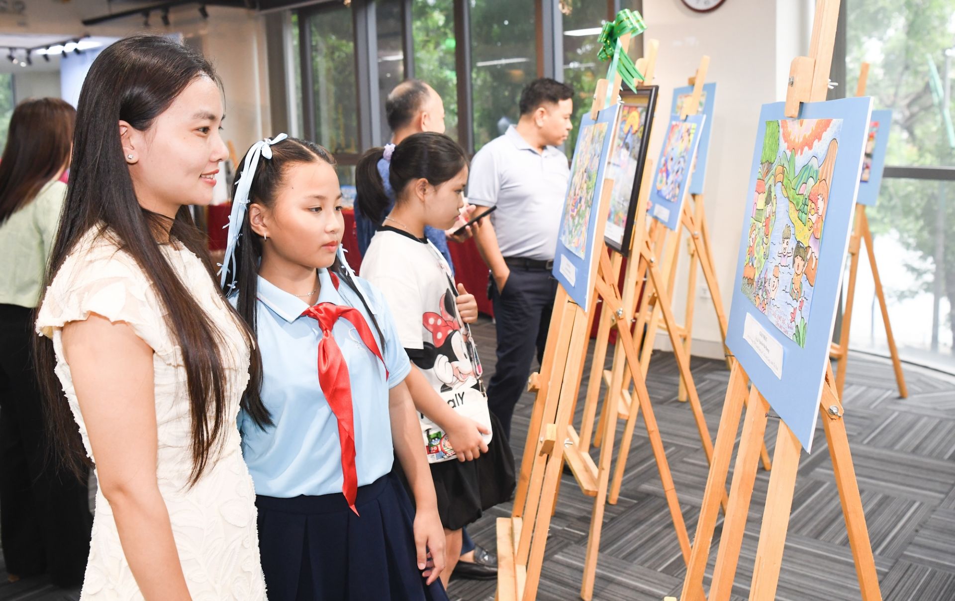 Những bức tranh đoạt giải được trưng bày tại chương trình