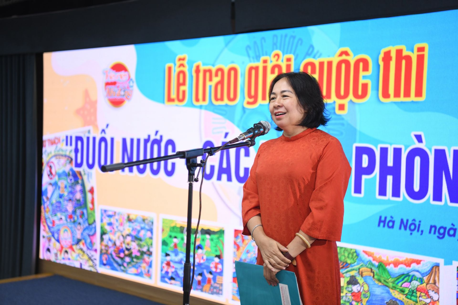 Nhà báo Đỗ Thị Thanh Bình - Phó Tổng Biên tập báo TNTP&NĐ phát biểu tại buổi lễ