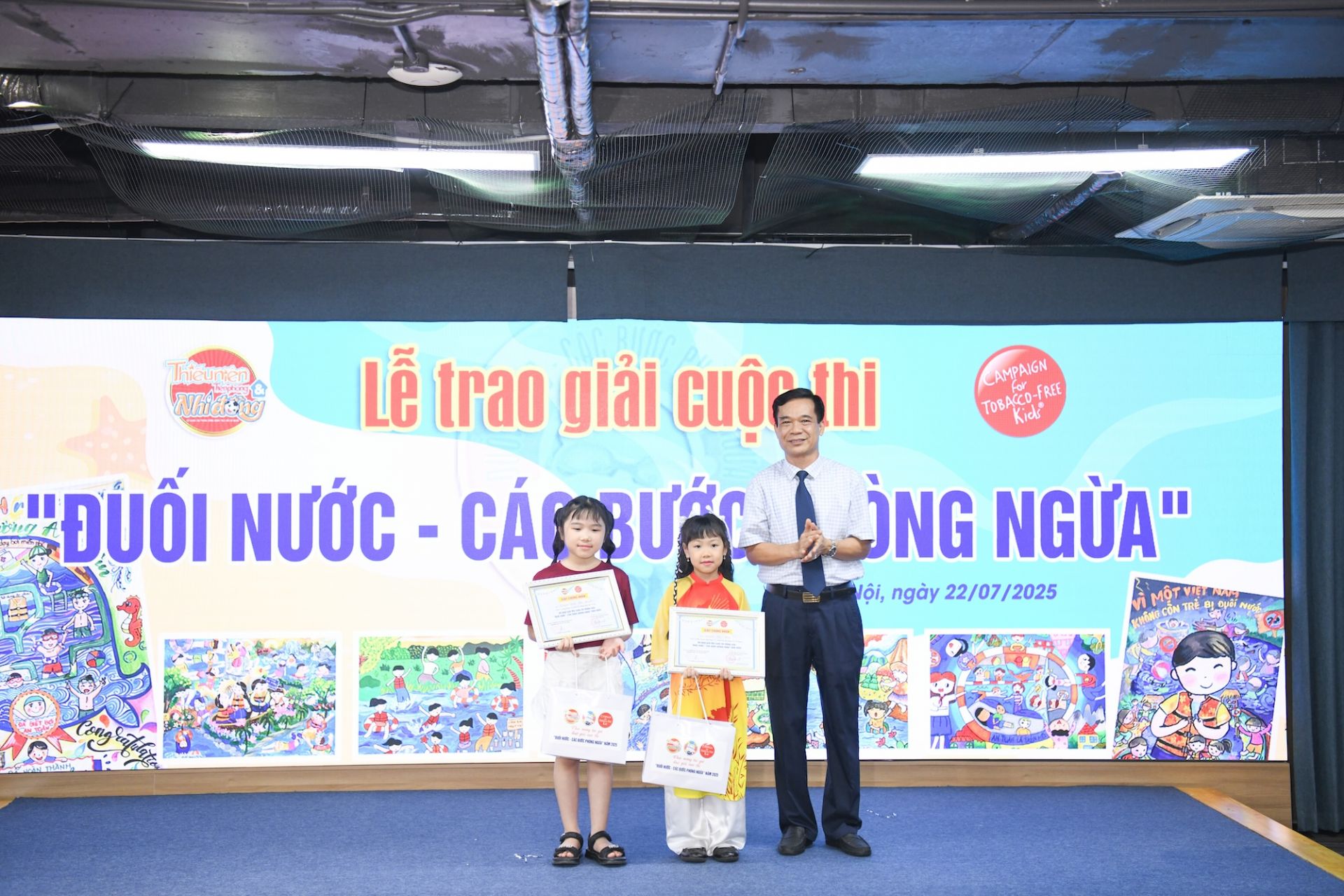 Ban tổ chức trao giải Nhất, Nhì của cuộc thi