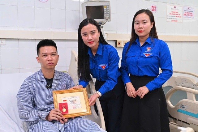 Thừa ủy quyền của Ban Chấp hành T.Ư Đoàn, Bí thư Tỉnh đoàn Quảng Ninh Nguyễn Phương Thảo đã trao tặng Huy hiệu Tuổi trẻ dũng cảm cho anh Đinh Đức Hiệp