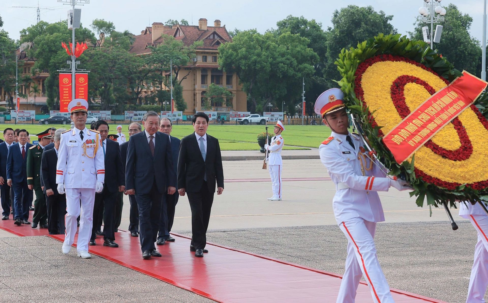 Các đồng chí lãnh đạo, nguyên lãnh đạo Đảng, Nhà nước đặt vòng hoa và vào Lăng viếng Chủ tịch Hồ Chí Minh