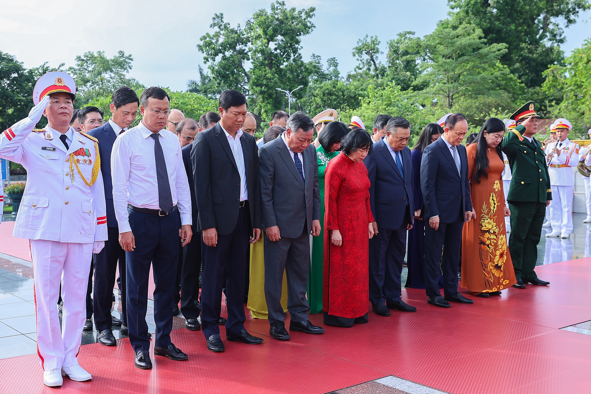 Đoàn đại biểu TP. Hà Nội tưởng niệm các anh hùng liệt sĩ