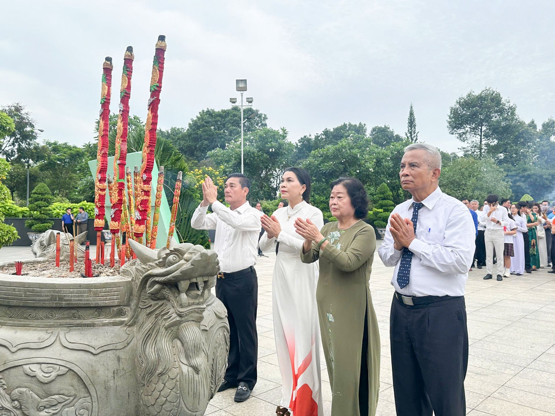 Các đại biểu dâng hương, tưởng niệm các Anh hùng - Liệt sĩ