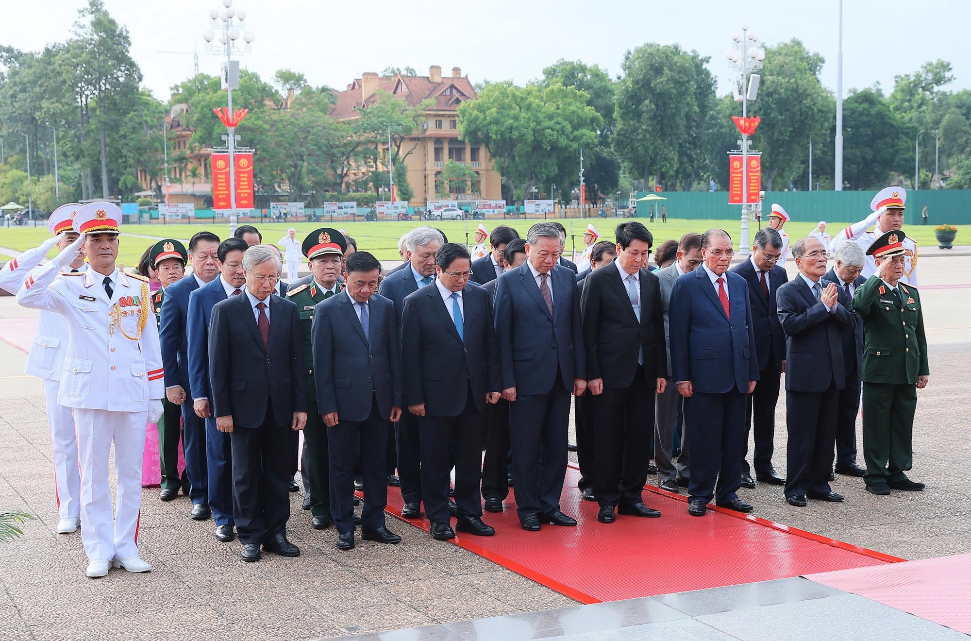 Các đồng chí lãnh đạo, nguyên lãnh đạo Đảng, Nhà nước đặt vòng hoa và vào Lăng viếng Chủ tịch Hồ Chí Minh