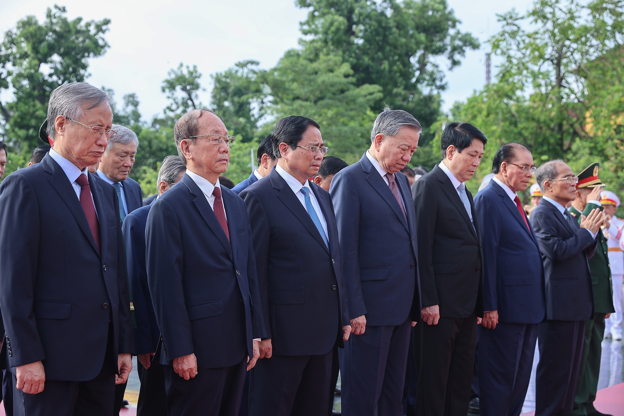 Các đồng chí lãnh đạo, nguyên lãnh đạo Đảng, Nhà nước dâng hương tại Đài tưởng niệm các anh hùng liệt sĩ